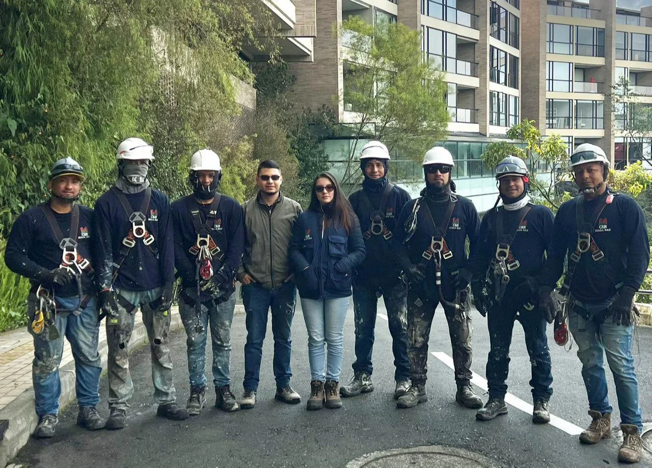Técnicos de C&R Isaza S.A.S realizando mantenimiento de fachada en Medellín